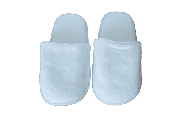 室内使用的柔软白色拖鞋。白色背景上的照片。孤立物体。图片下载