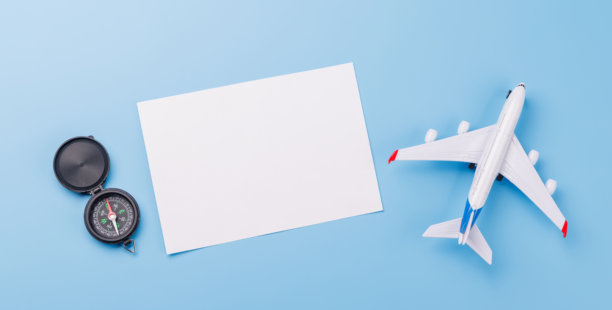旅行主题的平铺布局，包含空白照片卡、指南针和玩具飞机图片下载