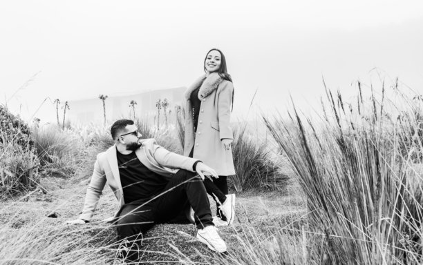 现代情侣在自然风景中以单色风格呈现 - 股票照片图片下载