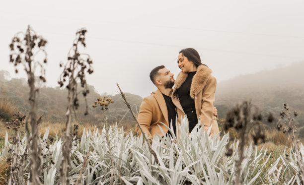 幸福的情侣在大自然中共享浪漫时刻 - 股票照片图片下载