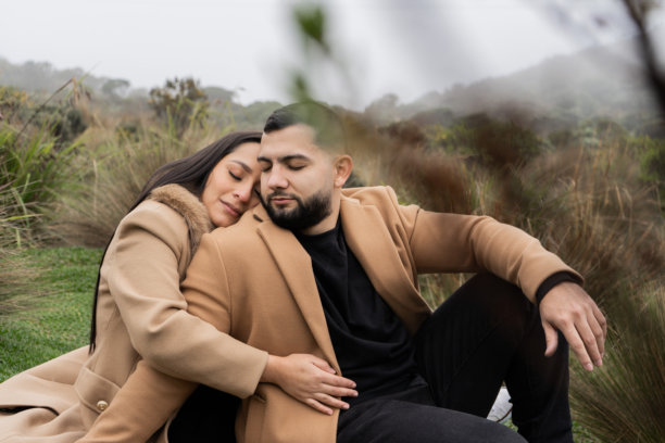 情侣在宁静的自然风景中闭眼相拥 - 股票照片图片下载