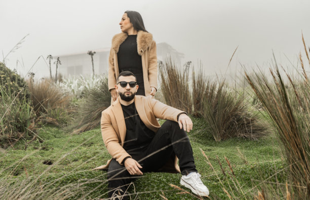 时尚现代的情侣在雾气弥漫的自然环境中摆姿势 - 股票照片图片下载