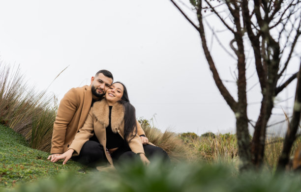 情侣在户外相拥而坐 - 股票照片图片下载