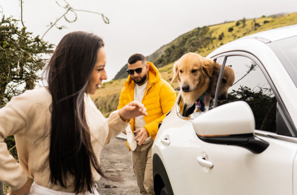 年轻的西班牙裔-拉丁裔情侣带着他们的狗在山中旅行 - 股票照片图片下载