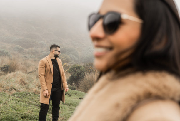 现代情侣在自然中，创意聚焦与艺术模糊 - 股票照片图片下载