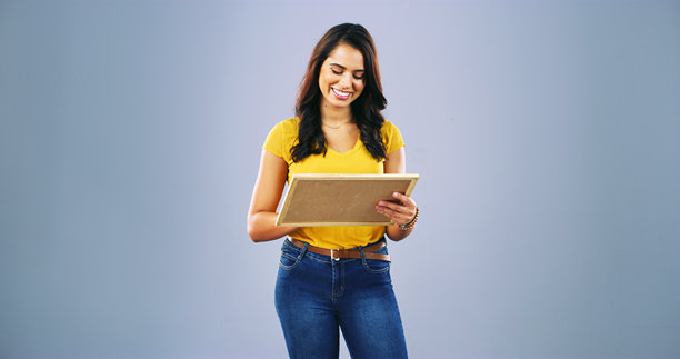 微笑，照片和带框的女人，怀念记忆、怀旧或回忆过去，思考历史。图片，快乐的模特或人与艺术作品、装饰设计和工作室背景上的样板空间。图片下载