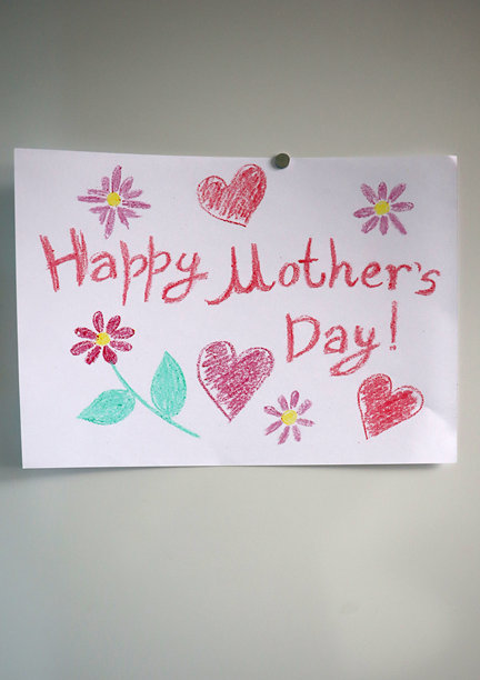 孩子们画的母亲节贺卡，贴在冰箱上用磁铁固定。白色背景。照片。图片下载