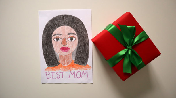 给妈妈的照片明信片和礼物。明信片，儿童用彩色铅笔绘制的画作。背景为白色。图片下载