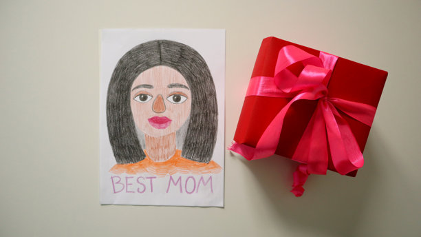 给妈妈的照片明信片和礼物。明信片，儿童用彩色铅笔绘制的画作。背景为白色。图片下载