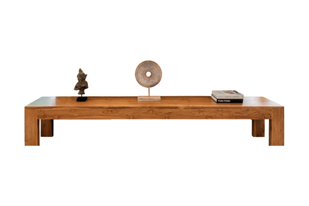 长木桌上摆放着雕塑。白色背景下的照片。孤立物体。图片下载