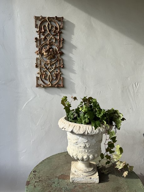 古风花盆与金属墙面雕塑图片下载