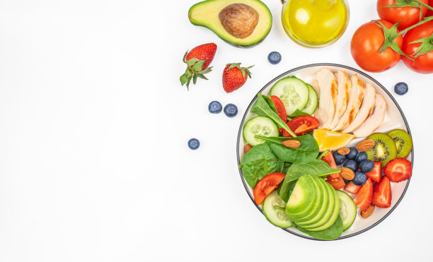 新鲜的绿色沙拉配有烤鸡胸肉、西红柿、鳄梨和柠檬，背景清淡。饮食概念。俯视图，留白空间。图片下载