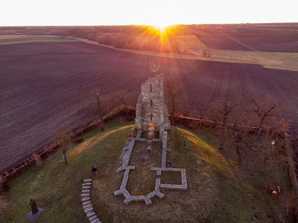 匈牙利泽莱梅里古教堂的无人机照片图片下载