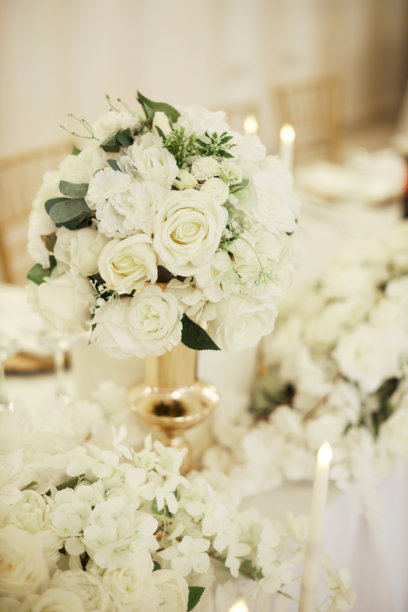 婚礼当天新娘桌上的美丽花卉布置照片。图片下载