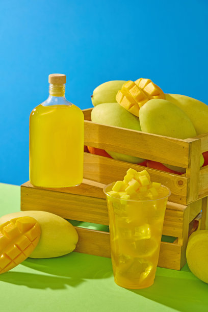 成熟芒果和清爽的芒果汁照片。图片下载