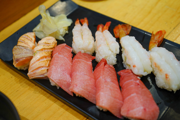 桌子上的一盘日本寿司的风景照片图片下载