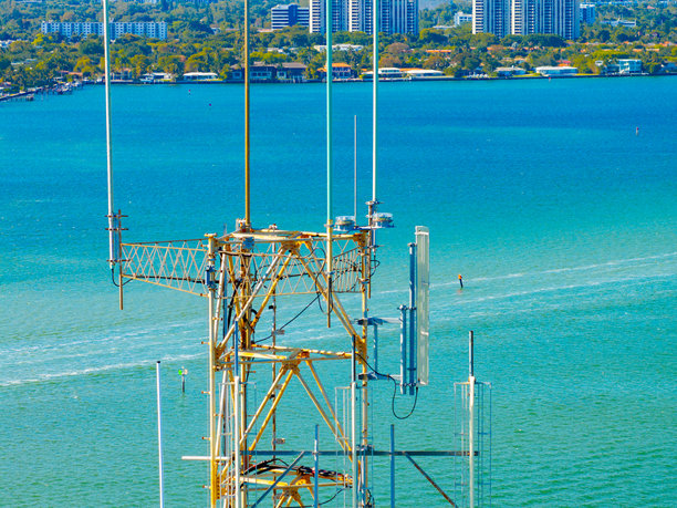 水面背景下通信塔的航拍特写检查照片图片下载