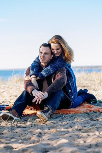 幸福美丽的情侣在秋天的公园享受秋季野餐。竖版照片图片下载