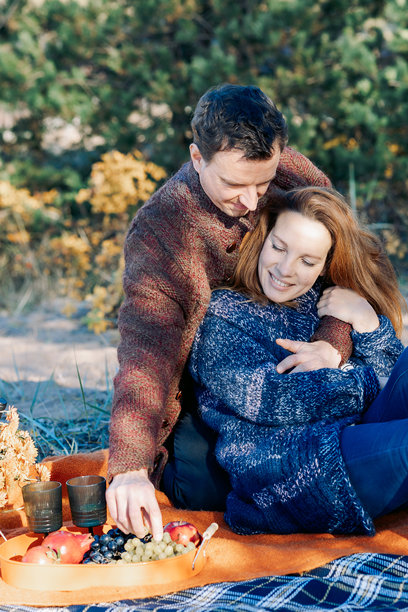 幸福美丽的情侣在秋天的公园享受秋季野餐。竖版照片图片下载