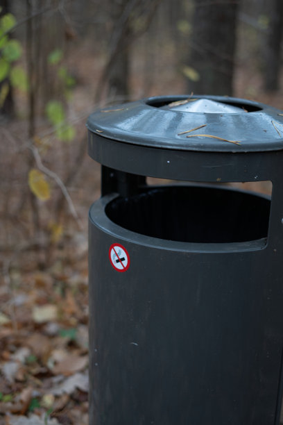 自然环境中公共户外垃圾箱的照片，展示负责任的垃圾处理和环境清洁实践。图片下载