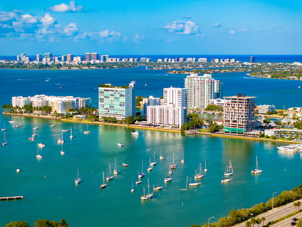 迈阿密北湾村的航拍照片。视角展示了海湾中的公寓和帆船。照片由无人机拍摄。图片下载