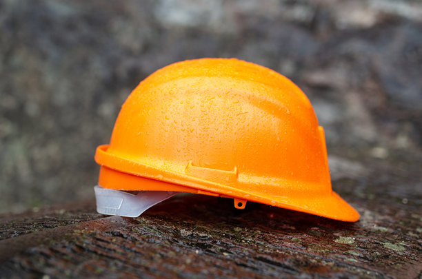 地面上的安全帽特写照片。图片下载