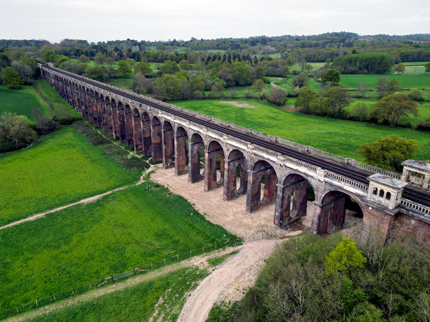奥斯谷高架桥，萨塞克斯，英国 - 伦敦至布莱顿火车线路的高架桥航拍照片图片下载