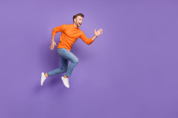 穿着休闲服的游客在紫色背景下享受夏季假期的全身侧面照片图片下载