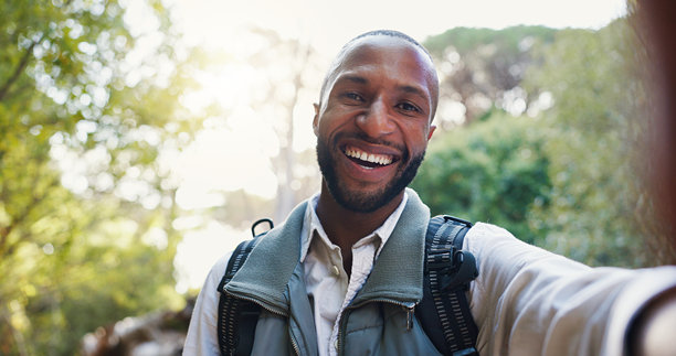 徒步旅行，黑人的快乐自拍肖像，冒险记忆和户外健身的游客。大自然，男性与摄影的远足，适合旅行、社交媒体和个人资料照片。图片下载