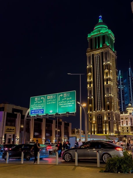 利雅得灯火辉煌的水仙酒店夜景照片图片下载