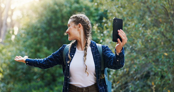 自拍、录视频和快乐的女性在大自然中徒步旅行，适合户外冒险、图片或旅行。网红、直播和女孩登山者在森林中拍照，适合社交媒体、远足或旅程。图片下载