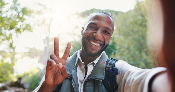 徒步旅行，黑人男性与和平手势自拍，冒险回忆与兴奋的户外活动。大自然，男性游客与健身，摄影用于旅行、远足，以及用于个人资料图片的表情符号。图片下载