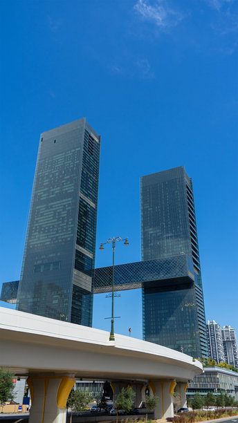 迪拜，阿拉伯联合酋长国的摩天大楼和高层建筑。链接大厦或扎比尔塔。由玻璃和混凝土建造的现代建筑。竖版图片图片下载