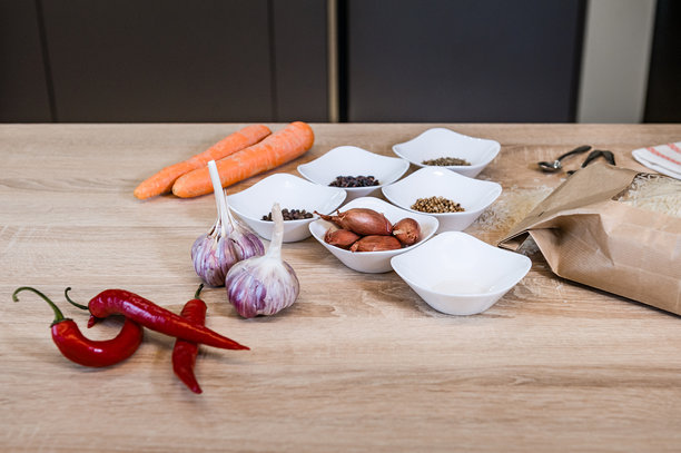 烹饪用的产品和香料，分别放在桌子上的碗里。皮拉夫食谱的图片。图片下载
