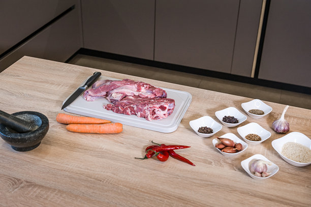 在厨房背景下，准备香料和米饭的米饭中放置一块牛肉。米饭食谱的图片。图片下载