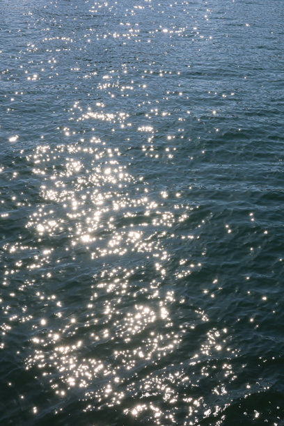 水面特写照片，闪烁的水面作为背景素材图片下载