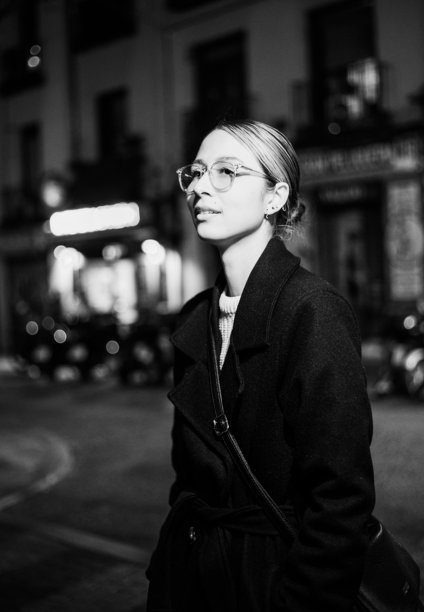 城市夜晚外出时，一位优雅年轻女性的黑白肖像 - 股票照片图片下载