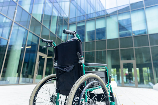 诊所院子里一把空轮椅的照片图片下载