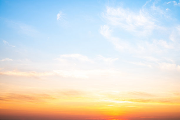 美丽奢华的柔和渐变橙金色云彩和阳光映照在蓝天上，完美适合作为背景，拍摄于黄昏时分，清晨，超大尺寸，高分辨率的风景照片图片下载