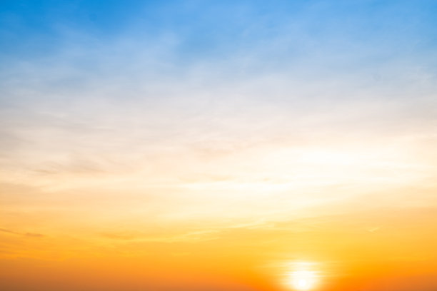 美丽奢华的柔和渐变橙金色云彩和阳光映衬在蓝天上，完美适合作为背景，拍摄于黄昏时分，清晨，超大尺寸，高分辨率的风景照片图片下载