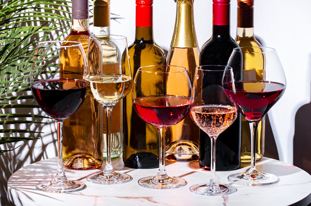 无酒精葡萄酒套装。红酒、白酒、粉色玫瑰酒的酒杯与酒瓶。白色背景，强光照射。图片下载