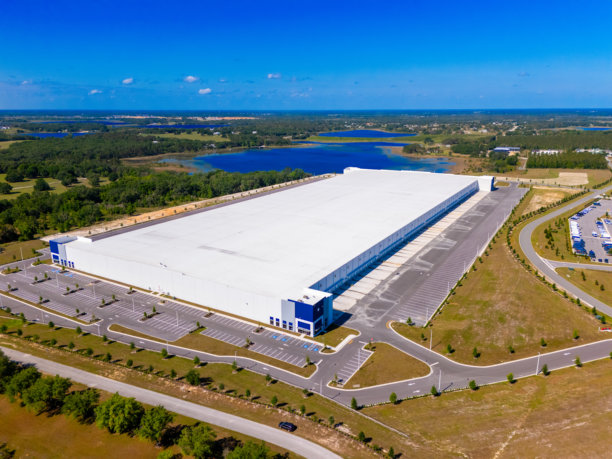 格罗夫兰中央物流仓库。航拍无人机库存图片图片下载