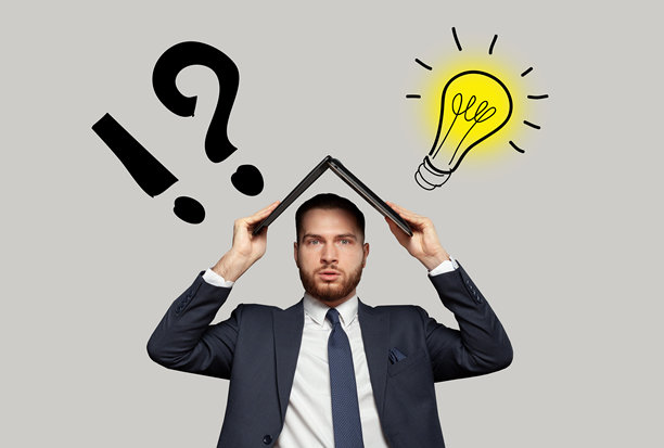 商人在压力中工作，躲在笔记本电脑下，背景有感叹号、问号和黄色灯泡的矢量图。犹豫不决，创意概念。图片下载