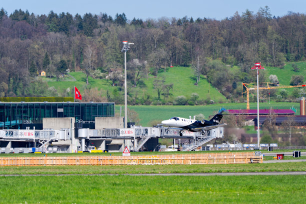 攀升中的商务喷气机 My Jet Romania Cessna 525A Citation Jet CJ2+ 在阳光明媚的春天从瑞士苏黎世克洛滕机场起飞。照片拍摄于2025年4月3日，瑞士苏黎世克洛滕。图片下载