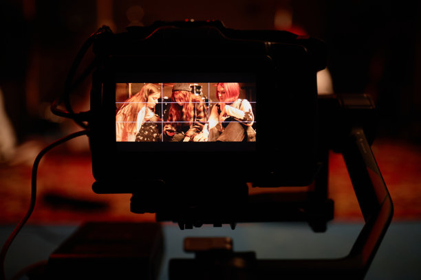 专业数码相机展示女孩音乐乐队在录音室的照片图片下载