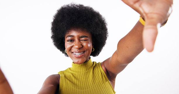 手持相框，眨眼的黑人女性在工作室拍摄个人资料照片、记忆或时尚自拍。快乐的肖像和非洲内容创作者在白色背景下进行社交媒体摄影。图片下载