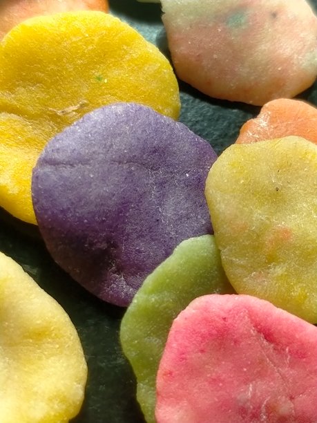 小彩色石头特写照片。石头纹理和背景。图片下载