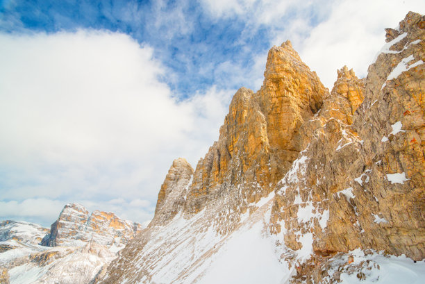 意大利多洛米蒂山脉的景观。雪和冰覆盖的山地风光。尖锐的岩石作为背景。适合登山、旅行和度假的地方。壁纸、明信片、照片。图片下载
