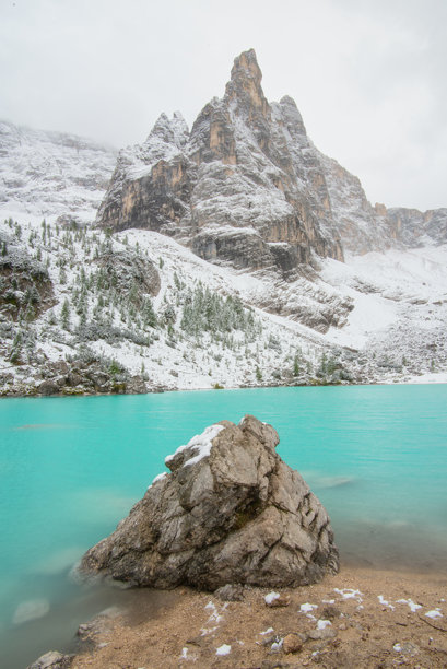 索拉皮斯湖，意大利多洛米蒂山脉。湖泊与水面上的倒影。碧绿色水域的山地风景。适合登山、旅行和度假的地方。壁纸，明信片，照片。图片下载