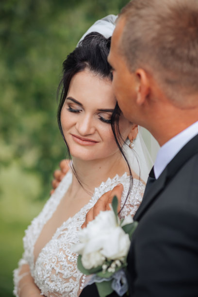 新郎新娘在婚礼照片中相拥而立图片下载